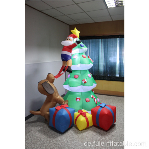 Aufblasbarer Weihnachtsmann auf Baum zur Dekoration